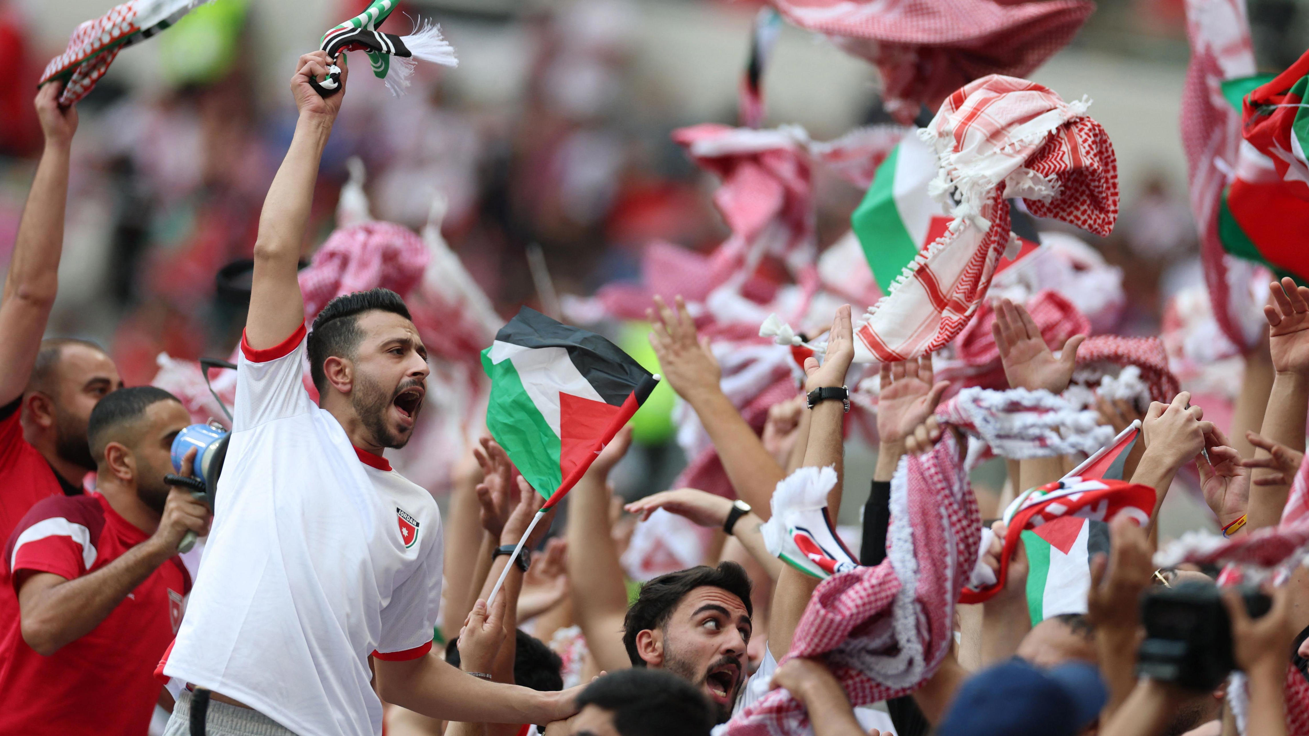 فرحة لدى الجمهور الأردني بهدف للأردن في شباك الكويت