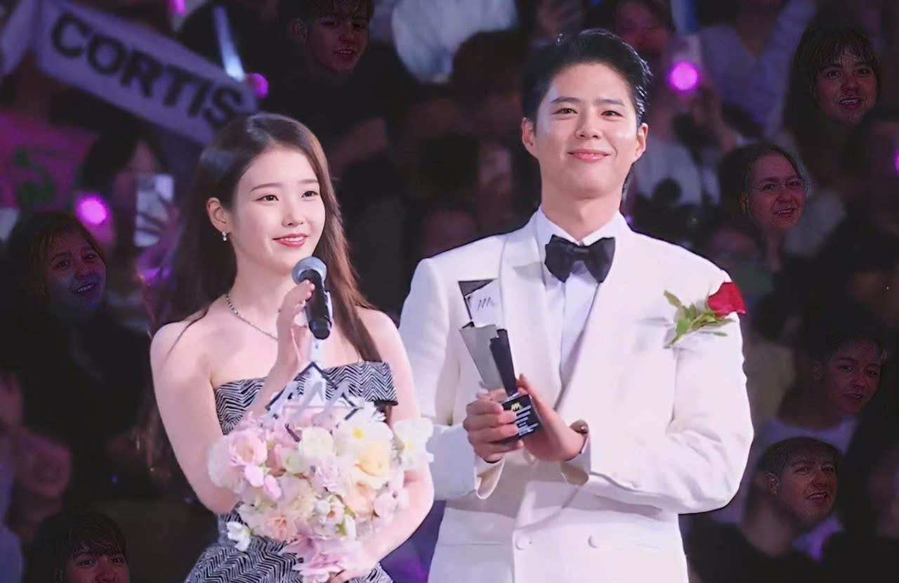 IU, Park Bo Gum tình tứ tại AAA 2025, G-DRAGON là nghệ sĩ huyền thoại