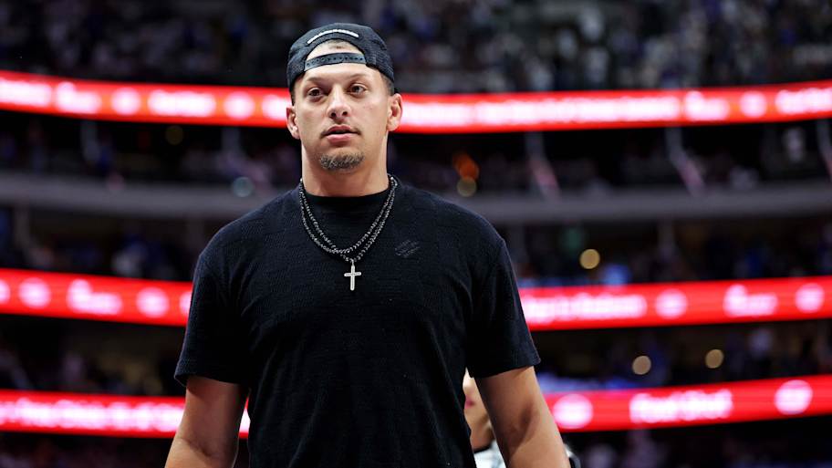 Kevin Durant goes to bat for Chiefs' Patrick Mahomes