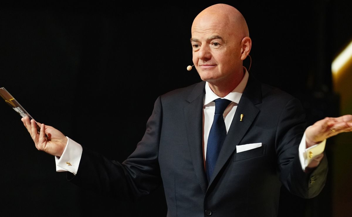Why did FIFA president Gianni Infantino apologize to Argentina coach