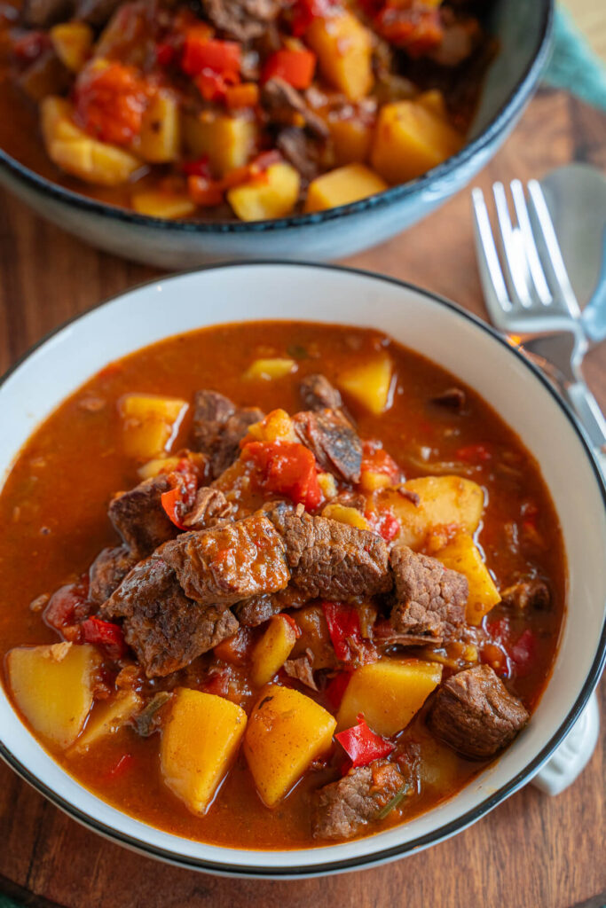 Gulasch mit Kartoffeln und Paprika - Einfach mega lecker