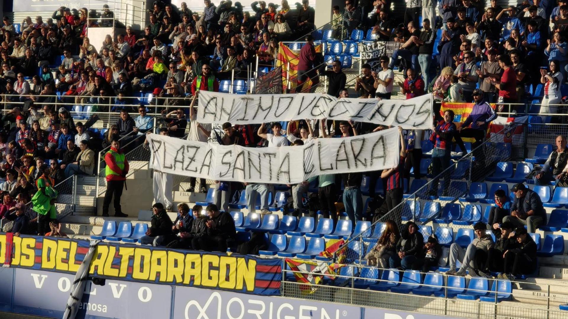 La afición del Huesca apoya en El Alcoraz a los vecinos desalojados de ...