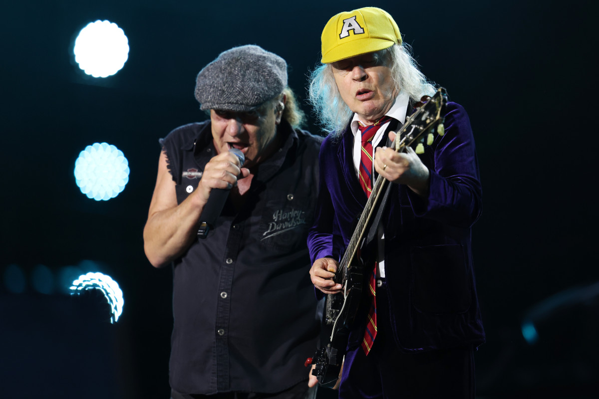 '70s rock band urged to 'wrap it up' after viral concert video ...