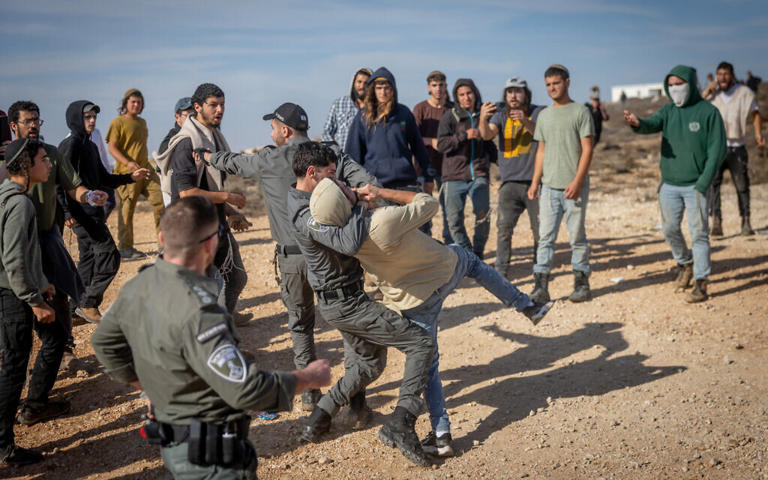 El portavoz de Netanyahu niega rotundamente el informe televisivo: el primer ministro ordenó la evacuación de 14 asentamientos ilegales.