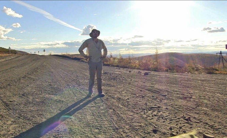 Come ha fatto un uomo ad attraversare il mondo a piedi, senza mai usare aerei o navi: la storia di Karl Bushby