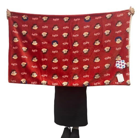 3960円で裏ボアぬくぬく」不二家ペコちゃん3WAYブランケット登場