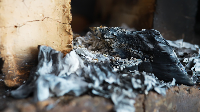 AA1RQZWN Forget salt: This old-fashioned ice melt provides excellent traction for snowy winters