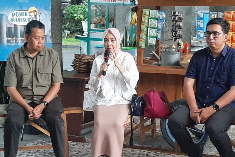 Guru Besar Teknik Geologi dan Lingkungan Universitas Gadjah Mada (UGM), Prof. Dwikorita Karnawati saat menjadi salah satu narasumber di acara Pojok Bulaksumur di selasar gedung pusat UGM, Kamis (4/12/2025).