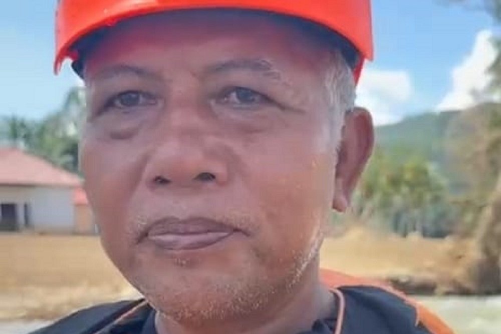 Relawan Cari Korban Banjir Bandang di Agam Pakai Tongkat