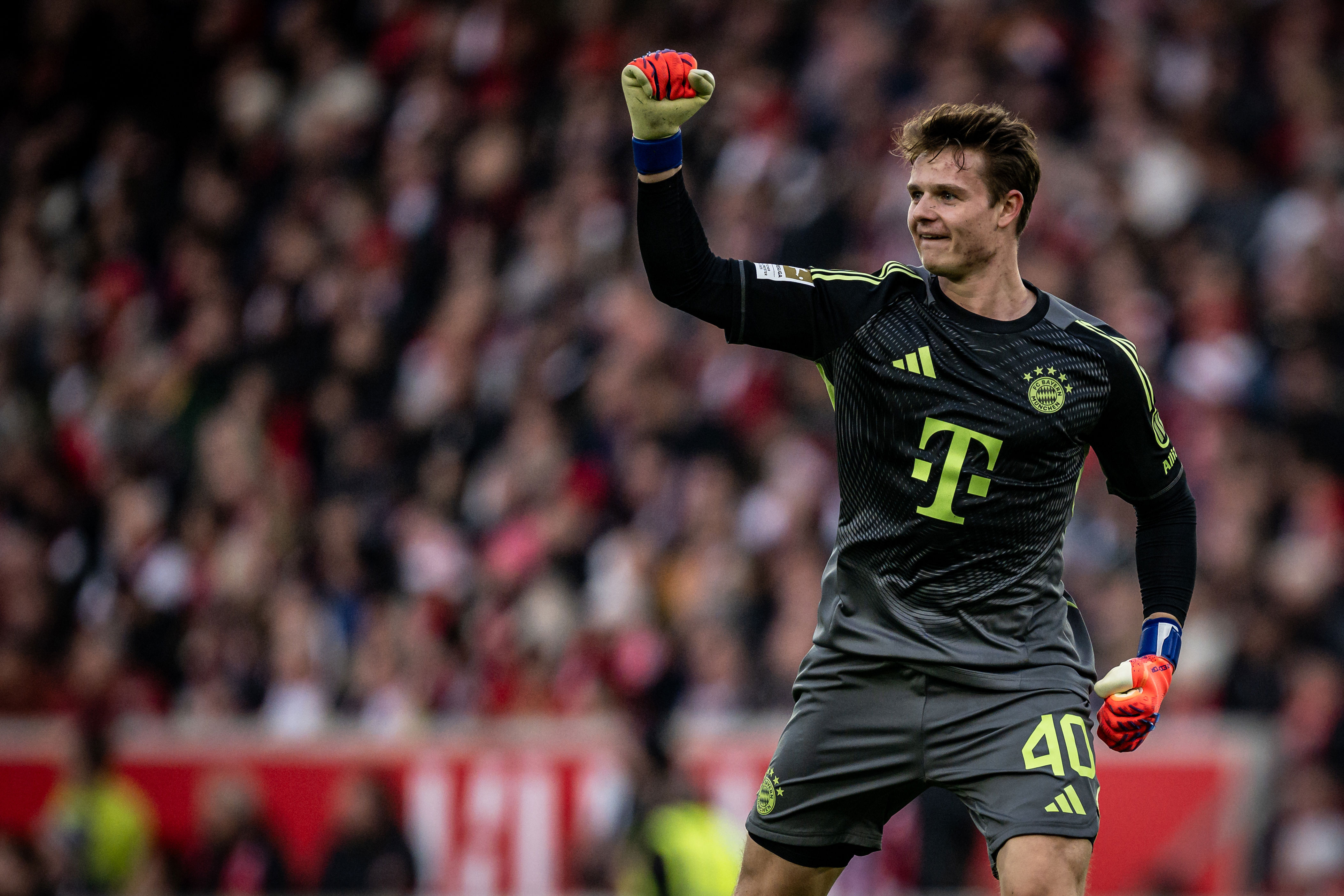 El portero del Bayern Múnich, Jonas Urbig, explica cómo provocó el primer gol contra el Stuttgart.