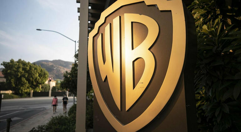 Netflix acquista Warner Bros, l'operazione scuote Holllywood: «È la fine del cinema in sala». Anche Trump scettico