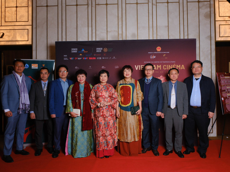 Dàn diễn viên 'Tử chiến trên không' và 'Mưa đỏ' ở rạp chiếu phim lớn nhất châu Âu