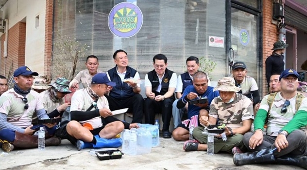 Thủ tướng Thái Lan ngồi vỉa hè ăn cơm hộp, lắng nghe người dân Hat Yai sau lũ