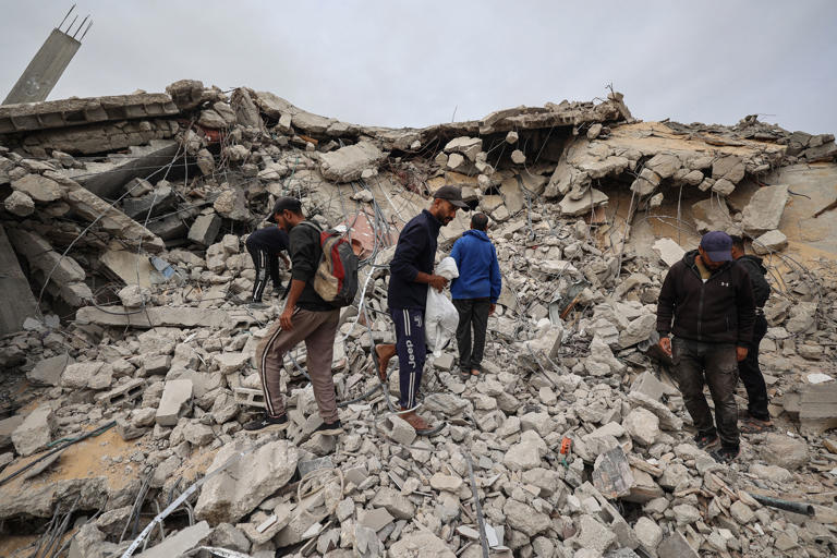 Un dron israelí persigue y mata a una anciana en Gaza mientras continúan los ataques