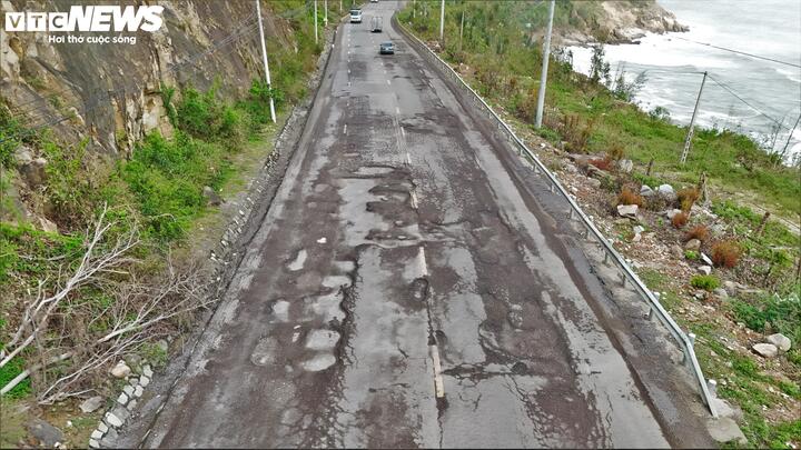 Đường ven biển đẹp nhất nối Gia Lai - Đắk Lắk dày đặc ổ voi, ổ gà sau mưa lũ