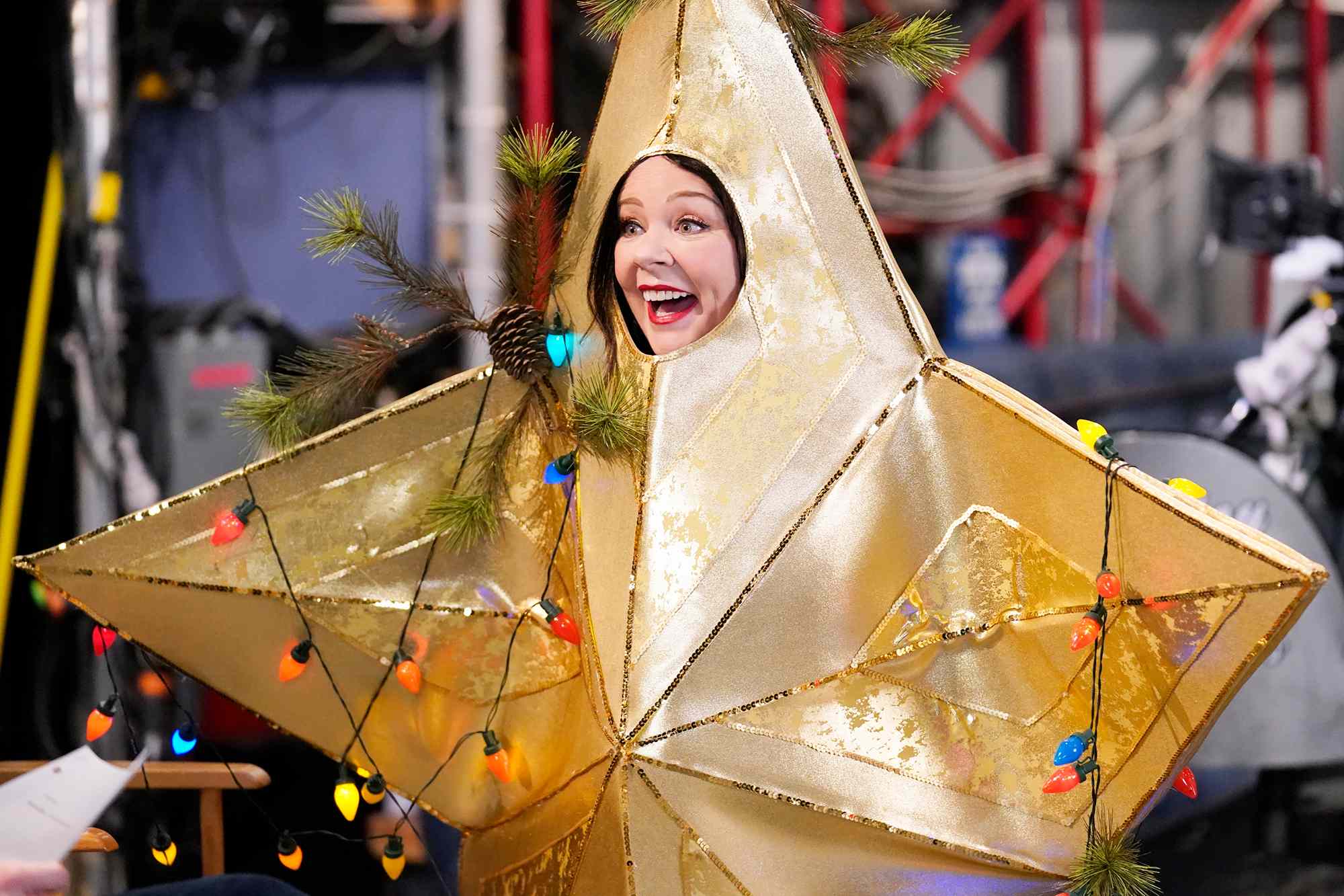 Resumen de “Saturday Night Live”: Melissa McCarthy recibe una lluvia de nieve al volver a presentar por sexta vez.