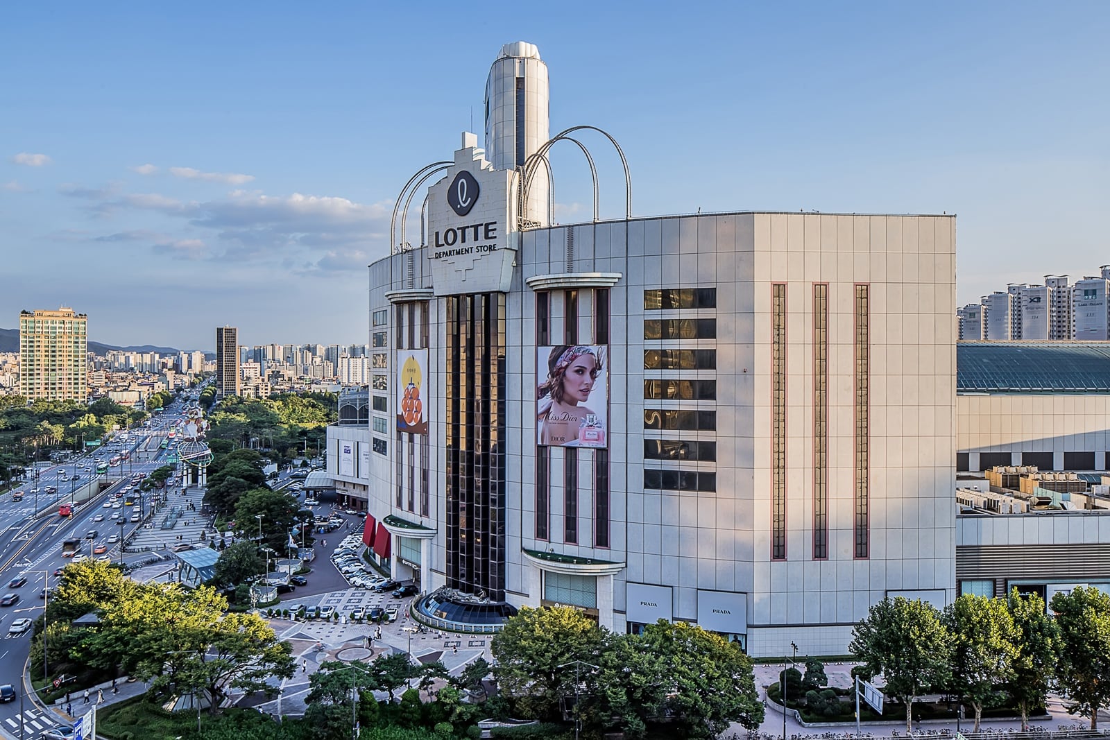 Lotte Department Store branches surpass 5 trillion won in sales