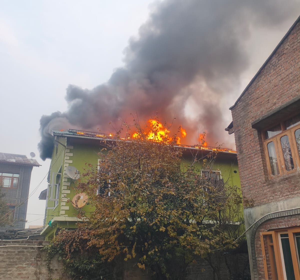 Residential house gutted in early morning fire at Lal Bazar