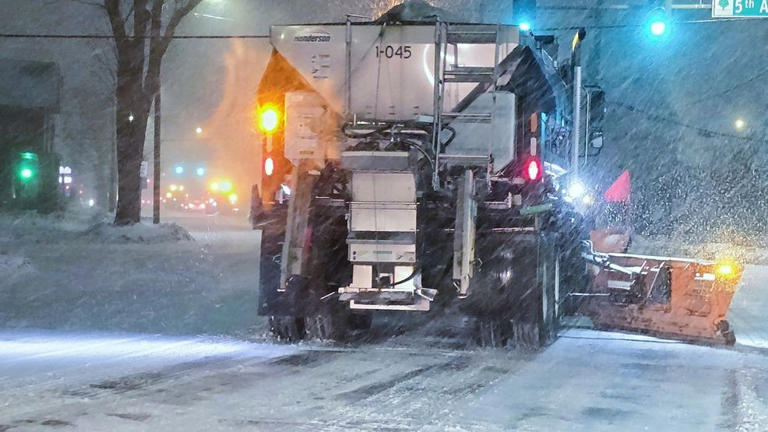 Cedar Rapids crews working to clear main roads as snow falls Saturday night