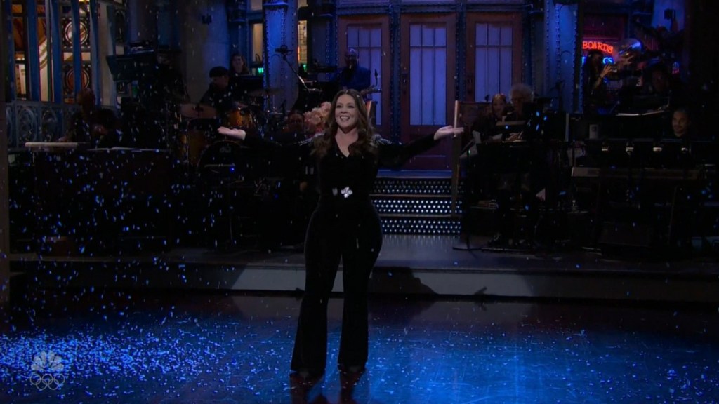 Melissa McCarthy inicia ‘SNL’ con un monólogo festivo mientras es derribada por una tormenta de nieve.