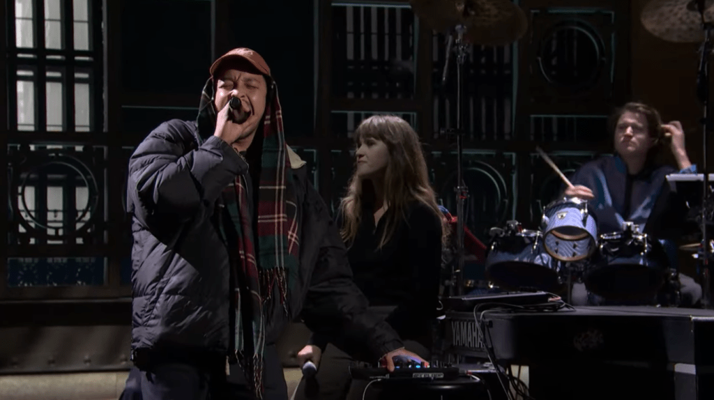 SNL: Mira a Dijon interpretar ‘Higher!’, un popurrí de su último álbum