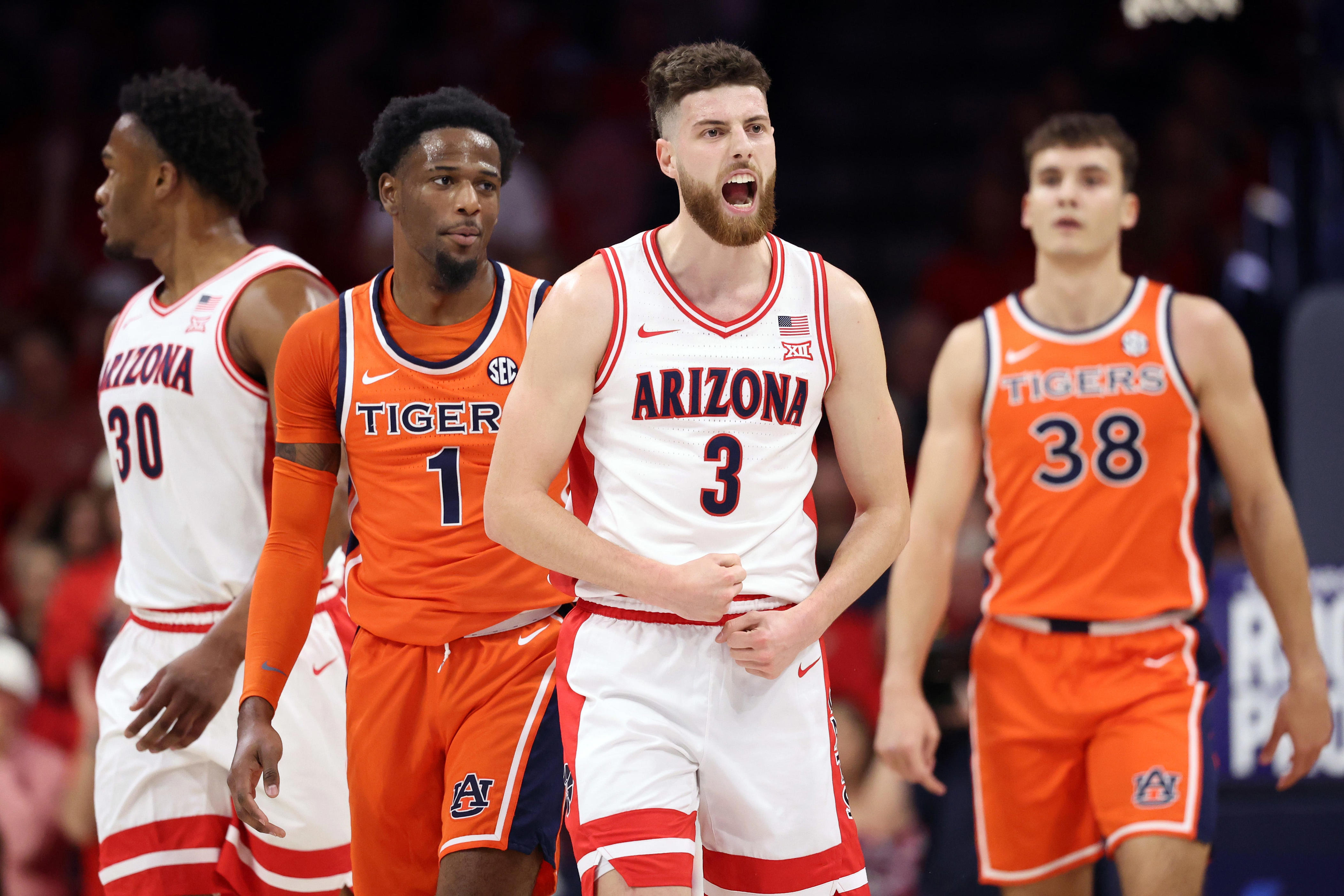 El equipo de baloncesto número 2 de Arizona domina al número 20 de Auburn y podría ganar el puesto número 1.