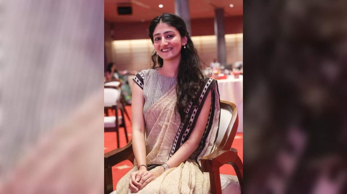Meet woman IAS officer: Cracked UPSC at age of 24, gave up use of phone ...