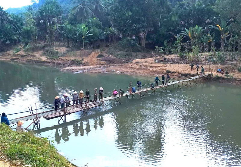 Hàng chục hộ dân ở Nghệ An dùng tre, gỗ làm cầu tạm qua suối sau lũ