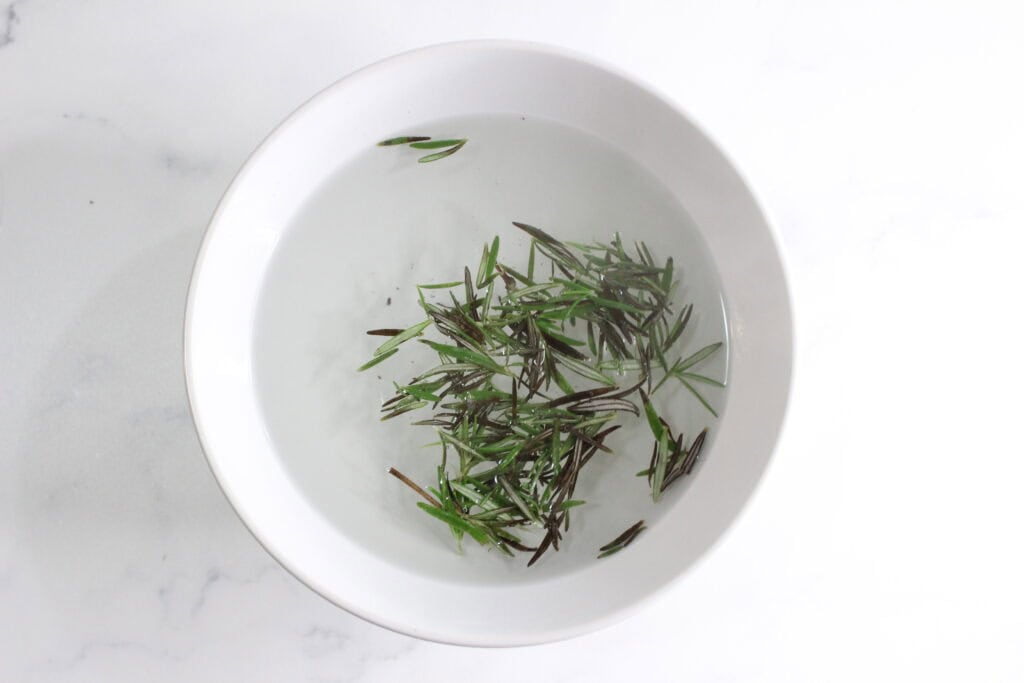 AA1RRnFS DIY rosemary hair spray