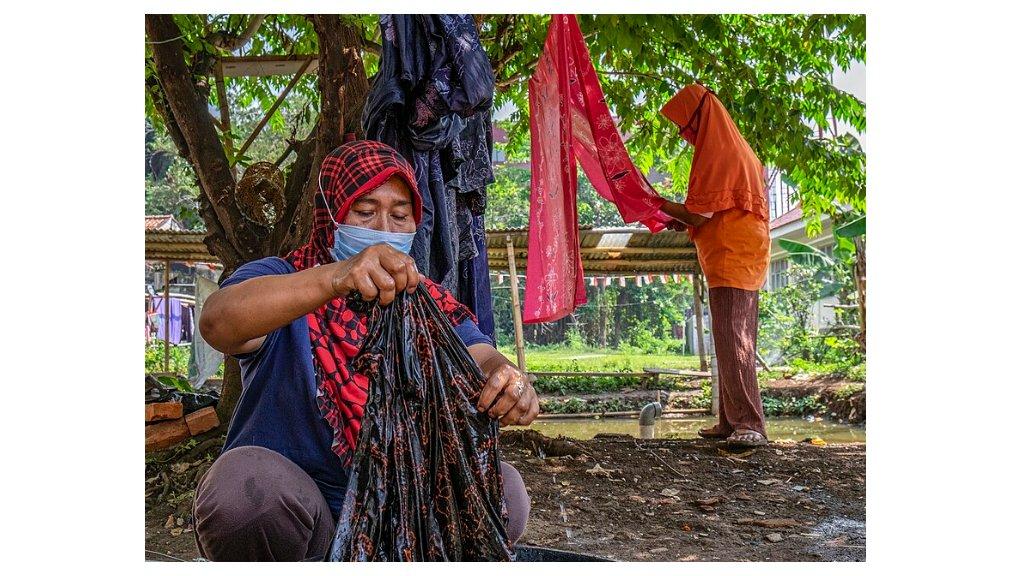 Cara mencuci batik cap yang benar, jaga kualitas dan warna tetap cerah 1 AA1RRpIU