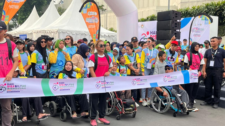 AA1RRvS1 Kemensos Ajak Ribuan Disabilitas Ikut Jalan Sehat di CFD Bundaran HI