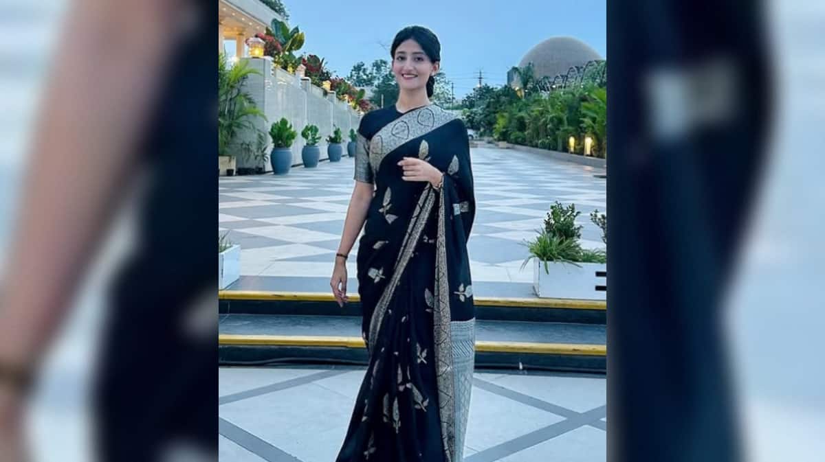 Meet woman IAS officer: Cracked UPSC at age of 24, gave up use of phone ...