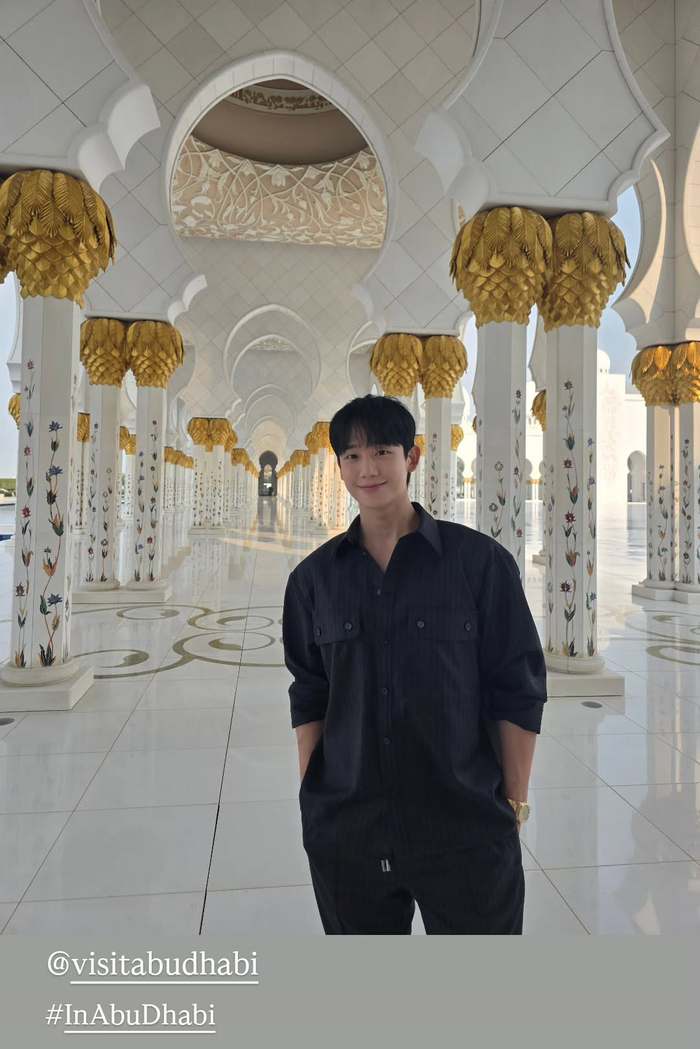 배우 정해인이 아부다비 모스크에서 미소를 짓고 있는 모습