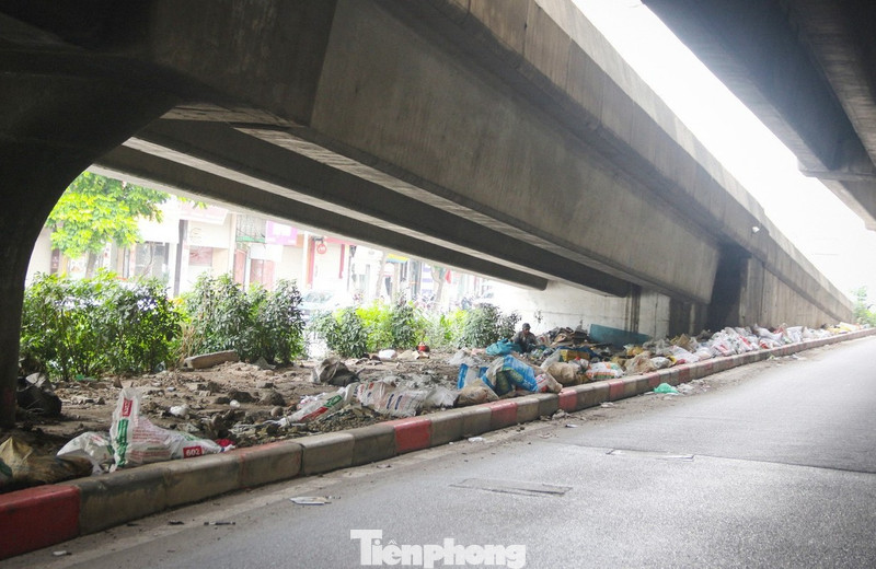 Chủ tịch Hà Nội chỉ đạo xử lý tình trạng rác dày đặc đường Vành đai 2, Vành đai 3