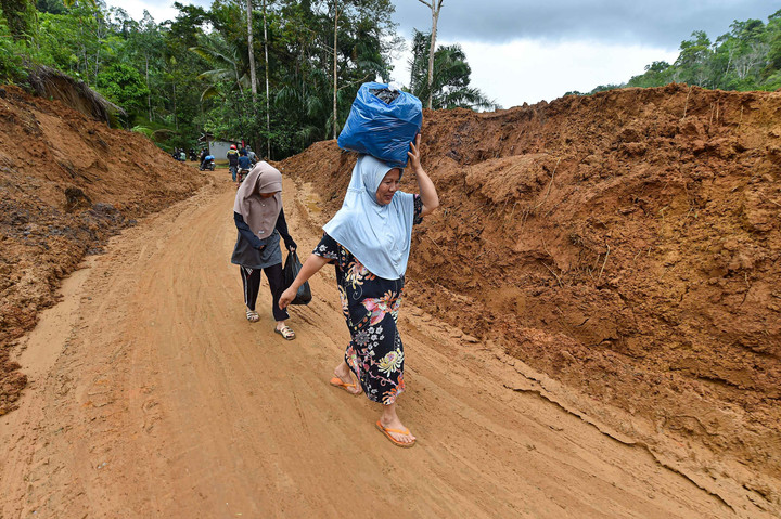 Kisah Yusra di Agam: Semangat Jadi Relawan Meski Rumah Hancur Akibat Bencana