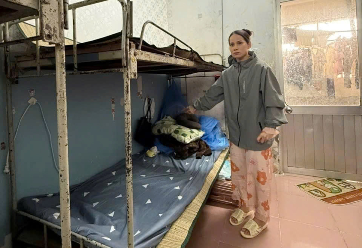 Người phụ nữ chỉ nơi đã lấy trộm tài sản. Ảnh: Công an TP HCM