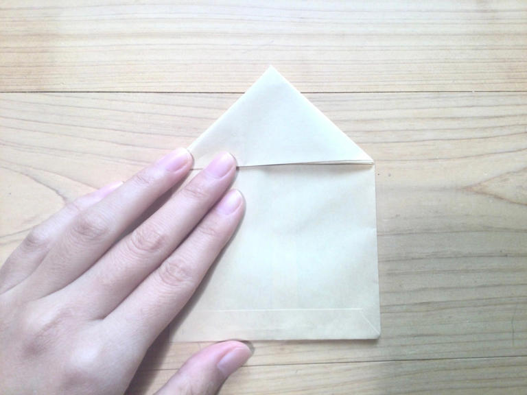 ただの「茶封筒」を切って折るだけで…?「簡単過ぎる」「もらって嬉しいアイテムに」「友達に渡したい」