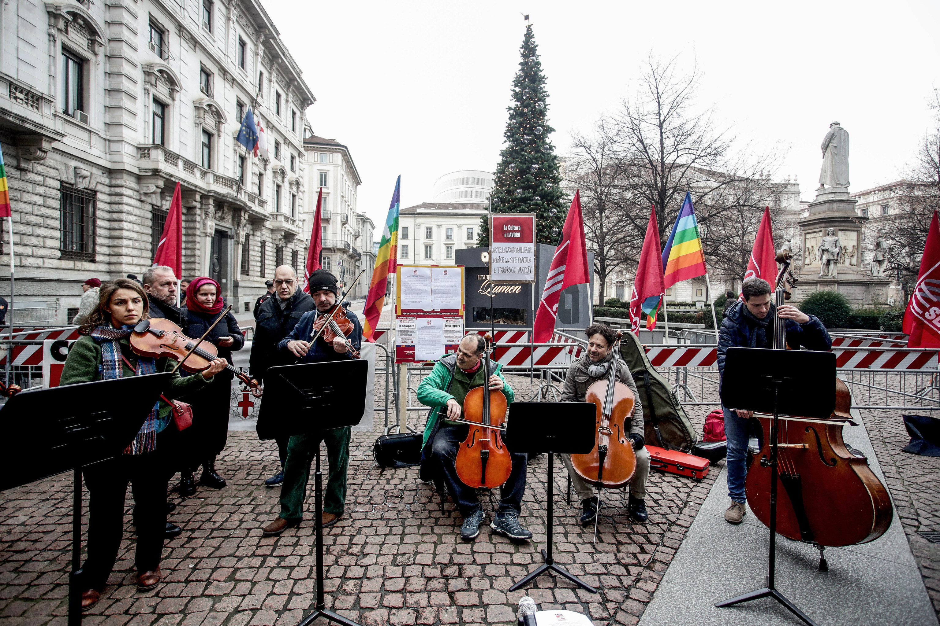 Scala, in piazza la protesta di proPal e lavoratori spettacolo