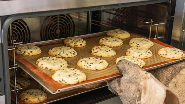 Why baking cookies on the middle rack makes all the difference (and how ...