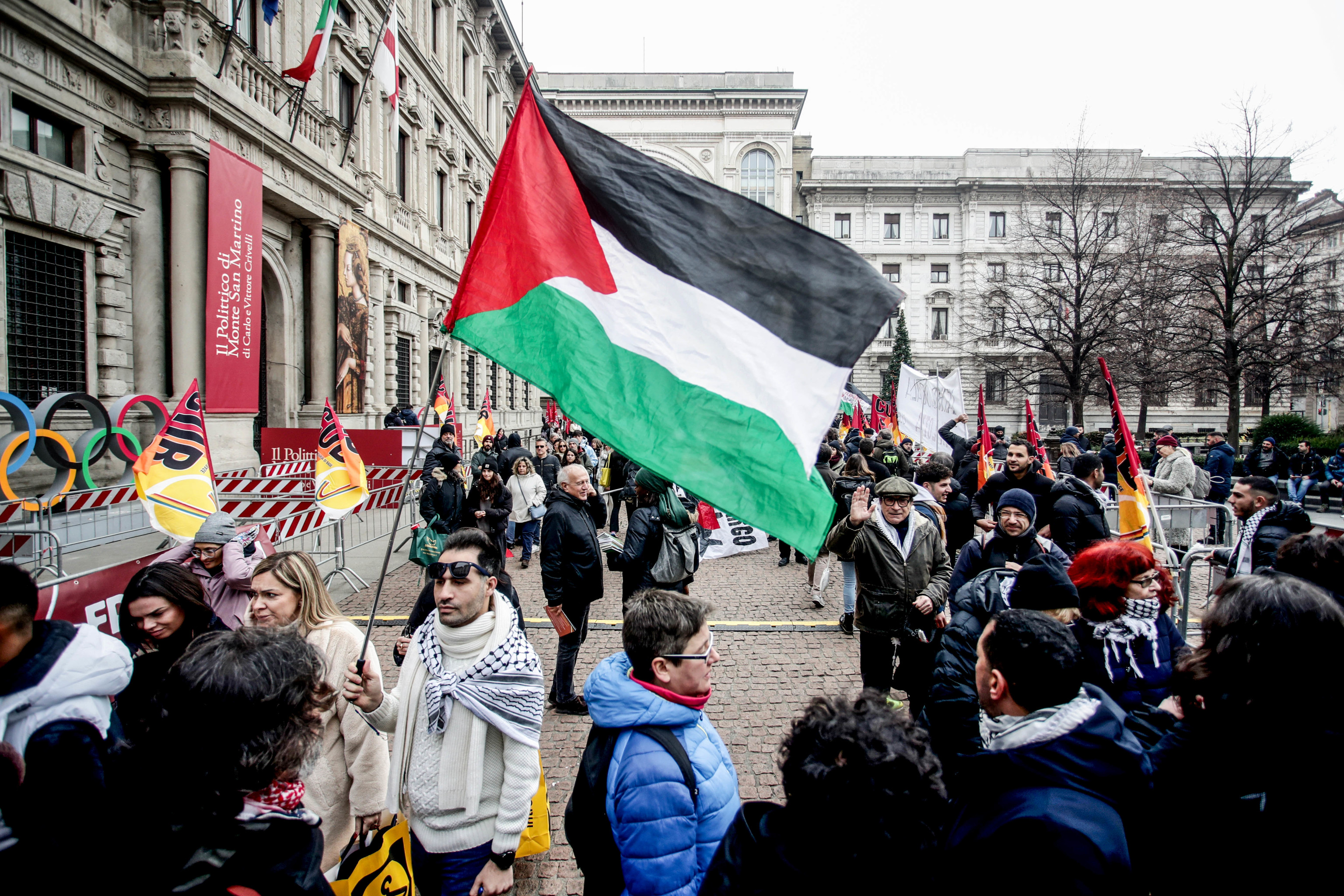 Scala, in piazza la protesta di proPal e lavoratori spettacolo