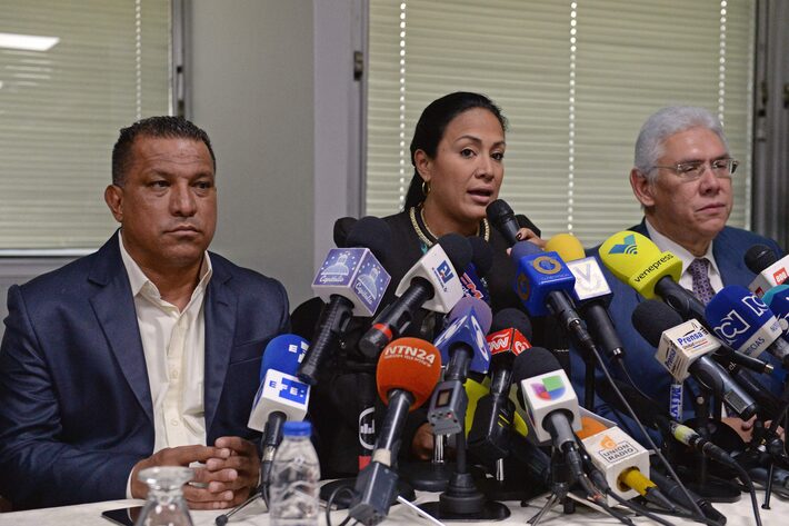 Laidy Gomez (C), governadora eleita do estado de Táchira, fala durante uma coletiva de imprensa ao lado do governador eleito do estado de Nueva Esparta, Alfredo Díaz (E), e do governador eleito de Anzoátegui, Antonio Barreto, em Caracas, em 24 de outubro de 2017. O político opositor venezuelano Alfredo Díaz, ex-governador do estado de Nueva Esparta (2017–2021), processado por ‘terrorismo’ e ‘incitação ao ódio’, morreu na prisão em 6 de dezembro de 2025, informaram representantes de organizações de direitos humanos à AFP. (Foto de FEDERICO PARRA / AFP) Foto: Federico Parra/FEDERICO PARRA