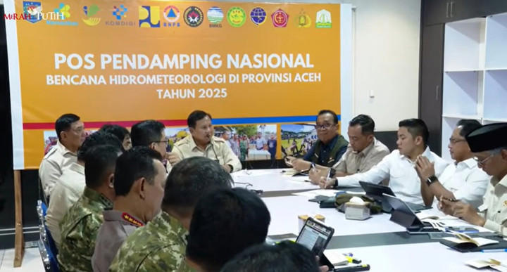 Presiden Prabowo Subianto menggelar rapat terbatas di Pangkalan Udara Sultan Iskandar Muda, Aceh Besar, Minggu (7/12/2025). Foto: YouTube/ Sekretariat Presiden