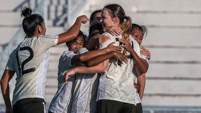 Tuyển nữ Indonesia ngược dòng đánh bại Singapore