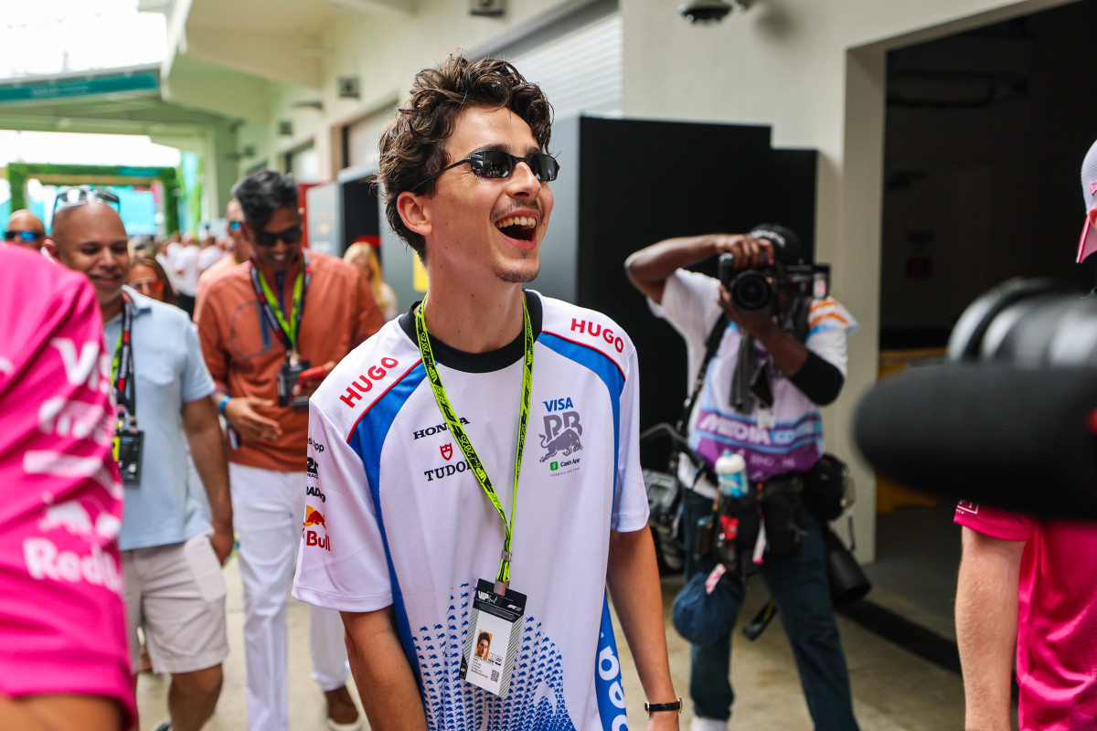 Timothée Chalamet revive el icónico baile de ‘Crank That’ mientras promociona a Marty Supreme