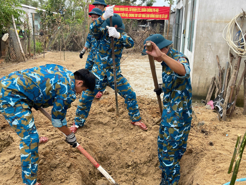 Huy động quân nhân tay nghề cao xây nhà mới giúp người dân vùng lũ kịp đón Tết