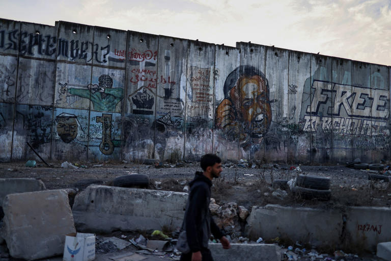 Mientras los palestinos anhelan un líder, el principal candidato sigue tras las rejas