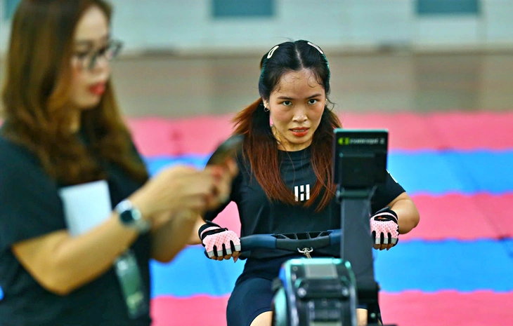 'Gánh tạ' cho ba mẹ thấy con gái thay đổi tích cực