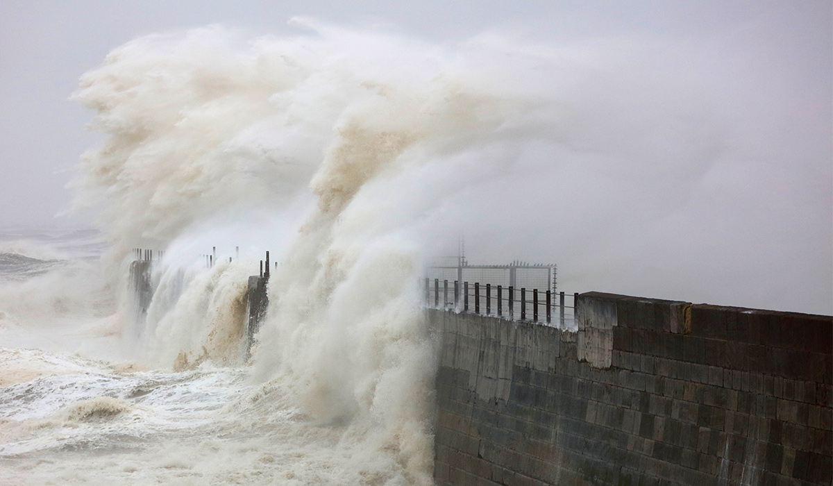 AA1RSv8L High winds and flood risk prompt weather warning across Ireland