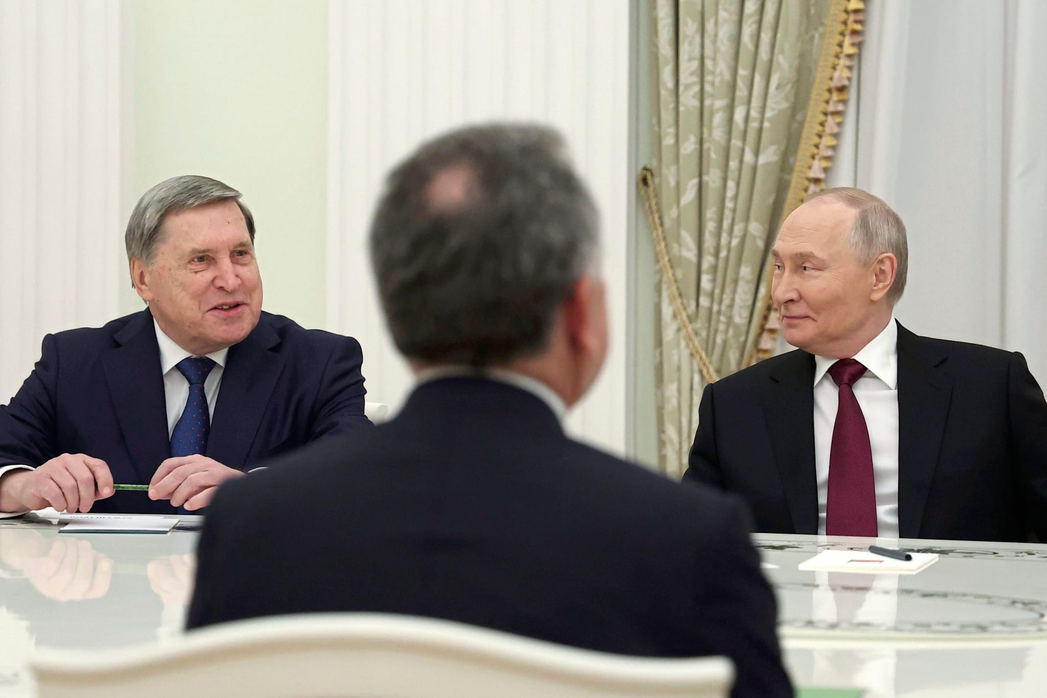 Putin (r.) und sein außenpolitischer Berater Juri Uschakow (l.) bei einem Gespräch mit dem US-Sonderbeauftragten Steve Witkoff (vorne) im Senatspalast des Kremls