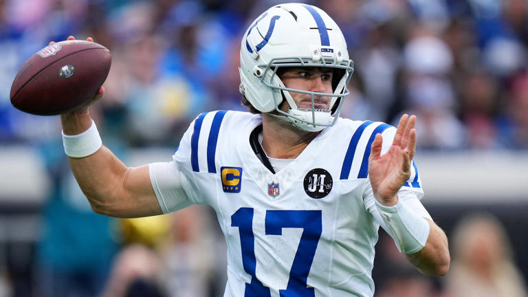 Daniel Jones exits with Achilles injury, Riley Leonard in at QB for Colts
